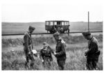 Ein ehemaliger russischer Triebwagen dient als Fahrzeug zur Streckenbereisung mit Blümchenpflücken durch Eisenbahner des Feldeisenbahnkommandos 3 bei Losowja in der Ukraine. Der rechte Mann ist ein sogenannter "Sonderführer" im Unteroffiziersrang, zu erkennen an den Schulterklappen, während die anderen Eisenbahnpioniere der Wehrmacht im Offiziersrang sind (zu erkennen an den Kragenspiegeln). Das Fekdo 3 hatte seinen Stabssitz in Poltawa, später in Charkow. (1942) <i>Foto: RVM</i>
