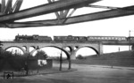 17 053 überquert mit Lux 176 (Pulman-Express) auf dem Weg nach Aachen die Innere Kanalstraße in Köln. (26.02.1931) <i>Foto: DLA Darmstadt</i>