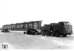 Transport eines Brückenbauteils der Fa. Eisenbau-Schiege aus Leipzig für die Deutsche Reichsbahn. Führendes Fahrzeug ist die Reichsbahn-Zugmaschine "DR 70071". (1942) <i>Foto: Slg. Eisenbahnstiftung</i>