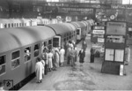 Einen besonderen Komfort bot die DB mit diesem zusätzlichen Schnellzug als Interzonenzug von Hamburg über Büchen - Schwanheide - Hagenow Land nach Ludwiglust, gebildet aus 3-achs Umbauwagen. (1954) <i>Foto: Walter Hollnagel</i>