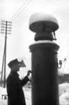 Ein Schrankenwärter bedient das Läutewerk eines Bahnübergangs bei Goslar. (02.1951) <i>Foto: Walter Hollnagel</i>