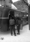 Der Bahnbus bringt Skifahrer nach Altenau im Harz. (02.1951) <i>Foto: Walter Hollnagel</i>
