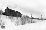 93 1086 hilft beim Schneeräumen auf der Strecke nach Altenau, hier in der Nähe von Goslar. (02.1951) <i>Foto: Walter Hollnagel</i>