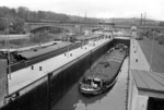 Eine unbekannte E 18 passiert mit ihrem Schnellzug die Neckarschleuse in Stuttgart-Rosenstein. (11.06.1962) <i>Foto: Walter Hollnagel</i>