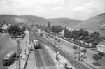 Blick vom Stellwerk in Bingen auf die aus Richtung Bingerbrück einfahrende E 10 134. (16.06.1962) <i>Foto: Walter Hollnagel</i>