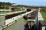 Eine unbekannte P 8 dampft an den in der Neckarschleuse Stuttgart-Rosenstein wartenden Schiffen vorbei. (11.06.1962) <i>Foto: Walter Hollnagel</i>