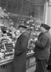Nach der Währungsreform waren die Auslagen der Geschäfte wieder üppig mit Waren gefüllt, die die Menschen lange entbehren mussten. (1949) <i>Foto: Walter Hollnagel</i>