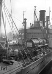 Verschiffung einer bei Henschel in Kassel gebauten Lokomotive für die indische Eastern Railway in Kalkutta im Hamburger Hafen. (1954) <i>Foto: Walter Hollnagel</i>