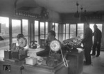 Blick in das Fahrdienstleiterstellwerk "Hnt" ("Harburg Nordturm") in Hamburg-Harburg mit den damals zur Nachrichtenübermittlung üblichen Morsetelegrafen. (30.04.1948) <i>Foto: Walter Hollnagel</i>
