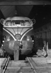 Wartungsarbeiten am DSG-Nachtgliederzug "Komet" (VT 10 551) im Bw Hamburg-Altona. (10.1955) <i>Foto: Walter Hollnagel</i>
