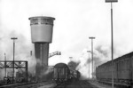 Die markante Bauform des neuen Wasserturms wurde zum Wahrzeichen des Bw Hamburg-Altona. (12.12.1955) <i>Foto: Walter Hollnagel</i>