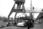 Die in der DDR vom VEB Sachsenring Zwickau gefertigten Trabant 600 warten im Hamburger Hafen auf ihre Verschiffung. Da der Exdport des Trabant über einen westdeutschen Seehafen wohl eher die Ausnahme war, hielt der Hamburger DB-Fotograf diese Szene fest. (12.05.1964) <i>Foto: Walter Hollnagel</i>