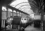 103 170 und 110 361 warten unter der vom Abriss gezeichneten Bahnhofshalle von Hamburg-Altona. (22.04.1978) <i>Foto: Walter Hollnagel</i>
