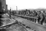 Handarbeit in der Brückenmeisterei Hamburg-Harburg. (1938) <i>Foto: Walter Hollnagel</i>