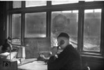 Blick aus der Lokleitung des Bw Hamburg.-Altona auf 01 154, die gerade auf einer der Doppeldrehscheiben gedreht wird. (11.02.1957) <i>Foto: Walter Hollnagel</i>