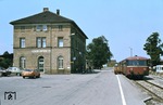 Der Bahnhof Waldenburg war der Endpunkt der Kochertalbahn ins 24 km entfernte Forchtenberg in Baden-Württemberg. Der Personenverkehr wurde hier am 30. Mai 1981 zugunsten des "Nahverkehrsmodells Hohenlohekreis", eines Pilotprojektes für Omnibusnetze im ländlichen Raum, eingestellt, der Güterverkehr schließlich am 15. Mai 1991. Die förmliche Gesamtstilllegung der Strecke erfolgte zum 1. August 1995. Inzwischen ist die Bahnstrecke zurückgebaut, abschnittsweise verlaufen Fuß- und Radwege auf oder neben der ehemaligen Trasse. (08.1979) <i>Foto: Dieter Junker</i>