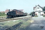 Die "Federseebahn" führte ursprünglich von Bad Schussenried über Bad Buchau bis nach Riedlingen. Der Personenverkehr zwischen Buchau und Riedlingen wurde bereits am 01. Oktober 1960, auf der Reststrecke am 31. Mai 1964 eingestellt. Der verbliebene schmalspurige Güterverkehr wurde Ende 1969 ebenfalls beendet. Im Sommer 1968 war 99 633 (Baujahr 1899) noch im Einsatz und erledigte den Güterverkehr in Bad Buchau.  (09.05.1968) <i>Foto: Dieter Junker</i>