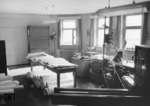 Neben dem Fotografieren bei den Außeneinsätzen verbachten die DB-Fotografen auch viel Zeit mit dem Reproduzieren von Plänen. Blick in die Lichtbildstelle der BD Hamburg. (29.10.1959) <i>Foto: Walter Hollnagel</i>