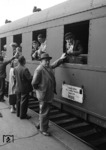 Verabschiedung für die Reise nach "drüben" am Schnellzug nach Leipzig in Hamburg Hbf. (1962) <i>Foto: Walter Hollnagel</i>