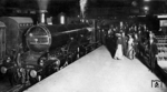 Die Londoner "Kings Cross Station" öffnete am 14. Oktober 1852 ihre Pforten und verband seitdem die Hauptstadt mit dem Nordosten Großbritanniens und Schottland. Er war damals der bislang größte der Londoner Bahnhöfe, auf dem bei dessen Eröffnung schon täglich 13 Züge verkehrten. Im Jahre 1932 fuhren dort bereits 250 Züge täglich ab, mit so berühmten Namen wie "The Flying Scotsman", "The Queen of Scots" oder "The Night Scotsman." Das Bild entstand anlässlich des 50. Geburtstags des Bahnhofs mit einem Vorläuferzug des "Night Scotsman". (13.10.1902) <i>Foto: Pressefoto ACME</i>