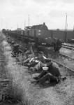 Mittagspause einer Gleisrotte. Im Hintergrund rangiert eine T 14 (BR 93). (1952) <i>Foto: Walter Hollnagel</i>