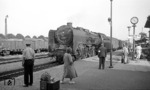 Als 1951 die Wittenberger 01 208 (später umgebaut in 01 514) mit dem D 164 im Grenzbahnhof Büchen einläuft, gehört der Interzonenverkehr beim Reisen durch die DDR nach Berlin bereits zur deutsch-deutschen Normalität. (02.08.1951) <i>Foto: Walter Hollnagel</i>