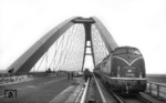 Geschwindigkeits-Hochtastfahrten mit V 200 109 auf der neuen Fehmarnsundbrücke. In mehreren Versuchsfahrten wurden im April 1963 mit V 200 109 bzw. V 200 111 Geschwindigkeiten bis Vmax 140 km/h auf der Vogelfluglinie erprobt. (24.04.1963) <i>Foto: Walter Hollnagel</i>