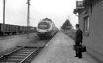 Die Ankunft des TEE 31 "Rhein-Main" (Frankfurt/M - Amsterdam) wird bereits vom niederländischen Zugpersonal im Grenzbahnhof Emmerich erwartet. (21.06.1962) <i>Foto: Walter Hollnagel</i>