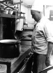Koch des Stellwerksbauzug 4 der RBD Hannover bei der Arbeit. (1942) <i>Foto: RVM /Bandelow</i>