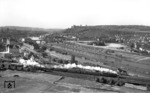 Blick auf die Stadtkulisse von Würzburg mit Main und Festung Marienburg. Eine unbekannte kohlegefeuerte 01.10 überholt mit ihrem Schnellzug eine Lz fahrende ölgefeuerte 44 im Bahnhofsvorfeld von Würzburg.  (02.06.1962) <i>Foto: Walter Hollnagel</i>