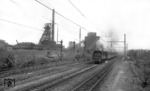 78 214 fährt mit ihrem Personenzug vor der Kulisse der Zeche Dahlbusch bei Gelsenkirchen vorüber. (23.05.1962) <i>Foto: Walter Hollnagel</i>