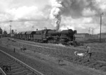 Unter Volldampf verlässt die mit Franco-Crosti-Abgasvorwärmer ausgerüstete 50 4009 den Rangierbahnhof von Hamburg-Eidelstedt. (15.06.1958) <i>Foto: Walter Hollnagel</i>