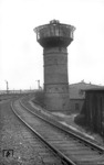 Der an der Einfahrt zum Bahnhof Hamburg-Altona stehende Wasserturm des Bw war auch fünf Jahre nach Ende des Zweiten Weltkriegs noch von Kriegseinwirkungen gekennzeichnet. (1950) <i>Foto: Walter Hollnagel</i>