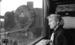 Auf einer privaten Fahrt nach Heidelberg begegnete dem Hamburger Direktionsfotografen die Dillenburger 39 128. Aus dem Fenster des 1.Klasseabteils schaut seine Frau Johanna. (15.09.1958) <i>Foto: Walter Hollnagel</i>