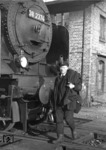Auf dem Weg zum Dienst passiert dieser Lokführer die Altonaer 38 2374. (1932) <i>Foto: Walter Hollnagel</i>