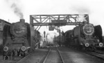 03 037 und 03 109 warten an den Lokbehandlungsanlagen des Bw Hamburg-Altona.  (02.1941) <i>Foto: Walter Hollnagel</i>