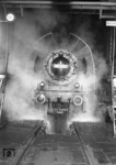 38 1889 in der damals modernsten Dampflokwaschanlage im Bw Köln-Deutzerfeld. (1961) <i>Foto: Fischer, Slg.Eisenbahnstiftung</i>