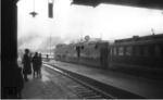 Unter den aufmerksamen Blicken der Anwesenden wartet 05 002 im Hamburger Hauptbahnhof mit einem Versuchszug um 15.35 Uhr auf Ausfahrt nach Berlin. (27.02.1936) <i>Foto: Walter Hollnagel</i>