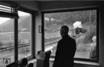 Blick aus dem Dienstgebäude des Schrankenwärters Bühl am Alpsee auf die sich nähernde 50 1972.  (10.05.1962) <i>Foto: Walter Hollnagel</i>