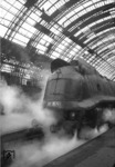 Vom einstigen Eleganz der Stromlinienlok ist wie von der mondänen Halle des Frankfurter Hauptbahnhofs kaum etwas übrig geblieben. (08.1949) <i>Foto: Walter Hollnagel</i>