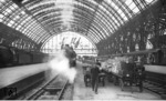 Vier Jahre nach dem Krieg herrschte im Frankfurter Hauptbahnhof, der durch die Teilung Deutschlands zu einem der wichtigsten Drehkreuze im Zugverkehr wurde, wieder Hochbetrieb. In der Mitte rangiert die noch stromlinienverkleidete 01 1070 aus dem Kopfbahnhof, links wartet 01 096. (08.1949) <i>Foto: Walter Hollnagel</i>