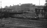 Nach dem Krieg wurde jede Gelegenheit genutzt, um die wenigen verkehrenden Züge auszunutzen. Nicht ganz ungefährlich war das Mitfahren auf den Trittbrettern, wie hier an einem in Hamburg Hauptbahnhof ausfahrenden Zug an der Altmannbrücke. (1946) <i>Foto: Walter Hollnagel</i>