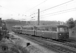 Zufällig erwischte der Fotograf bei diesem dreiteiligen Schienenbus eine drei Prototypen des VT 98 901 - 903, die beim Bw Passau beheimatet waren. Diese waren zweimotorig ausgestattet, hatten jedoch noch die Mittelpufferkupplungen und kleinen Federpuffer des VT 95. (04.05.1962) <i>Foto: Walter Hollnagel</i>