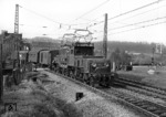 Grenzüberschreitender Nahverkehr mit der ÖBB 1089.01 und einem Personenzug in Richtung Wels (A) an der Innbrücke in Passau. (04.05.1962) <i>Foto: Walter Hollnagel</i>