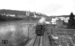 64 229 und eine weitere 64 befördern einen Personenzug vor der Stadtkulisse Passaus mit Stephansdom und Veste Oberhaus in Richtung Neuburg am Inn. (04.05.1962) <i>Foto: Walter Hollnagel</i>