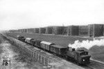 91 1044 rangiert vor der Kulisse des neu gebauten Volkswagenwerkes in Wolfsburg. (1939) <i>Foto: Walter Hollnagel</i>