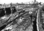 Blick in das Eisenbahnausbesserungswerk Nikolajew, dass ab Dezember 1941 in der dortigen Schiffswerft angesiedelt war. Auf die Umspurung warten dort etliche polnische Lokomotiven. (1943) <i>Foto: Walter Hollnagel</i>
