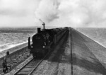 38 2578 vom Bw Lehrte (wahrscheinlich leihweise beim Bw Husum) mit einem Schnellzug auf dem Hindenburgdamm nahe Sylt. (1935) <i>Foto: Walter Hollnagel</i>