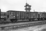 Der umgebaute offene Güterwagen "Ommr 42" 800682 in Rheydt. Ab 1957 bzw. 1958 erhielten ca. 5000 bzw. knapp 2000 Omm 33 bzw. Ommr 32 einen neuen Wagenkasten und die Bezeichnung Omm 43 (E033) bzw. Ommr 42 (E032). (1960) <i>Foto: Fischer</i>
