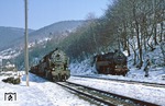 Während die Zuglok des Dg 55445 in Rauenstein bereits umgesetzt hat, umfährt 95 0014 (rechts) gerade den P 18019. (28.02.1979) <i>Foto: Wolfgang Bügel</i>